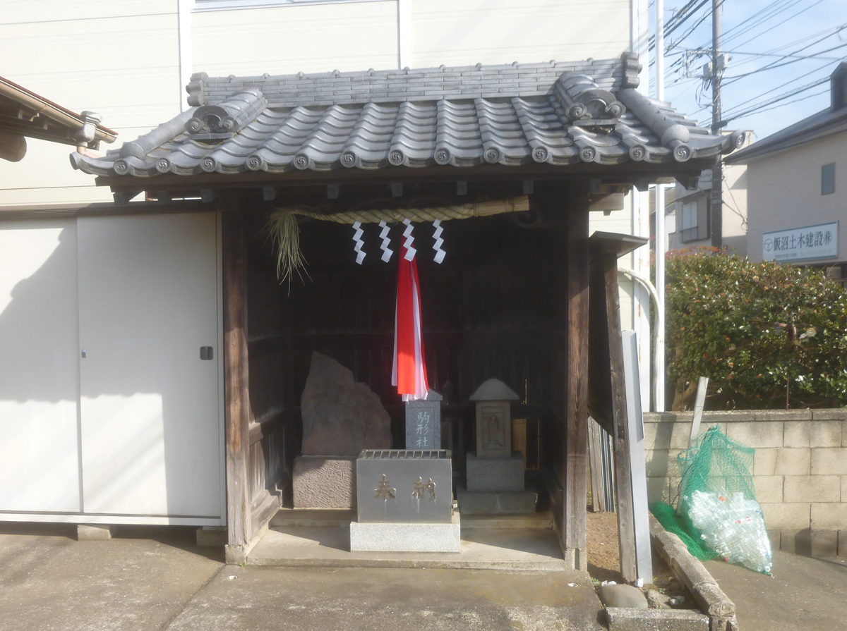 来葉町会集会所前の石造物